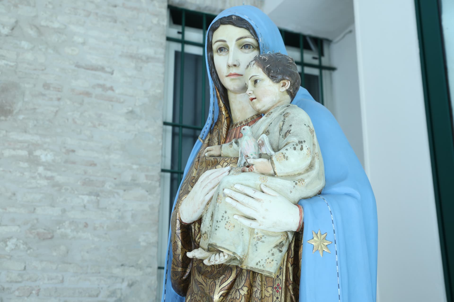 Estatua de la Virgen María con el Niño Jesús en brazos