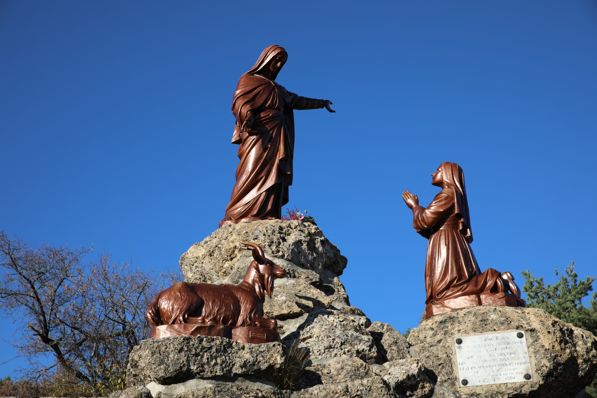 Escultura en bronce de la aparición de la Virgen a Santa Bernardita en Lourdes