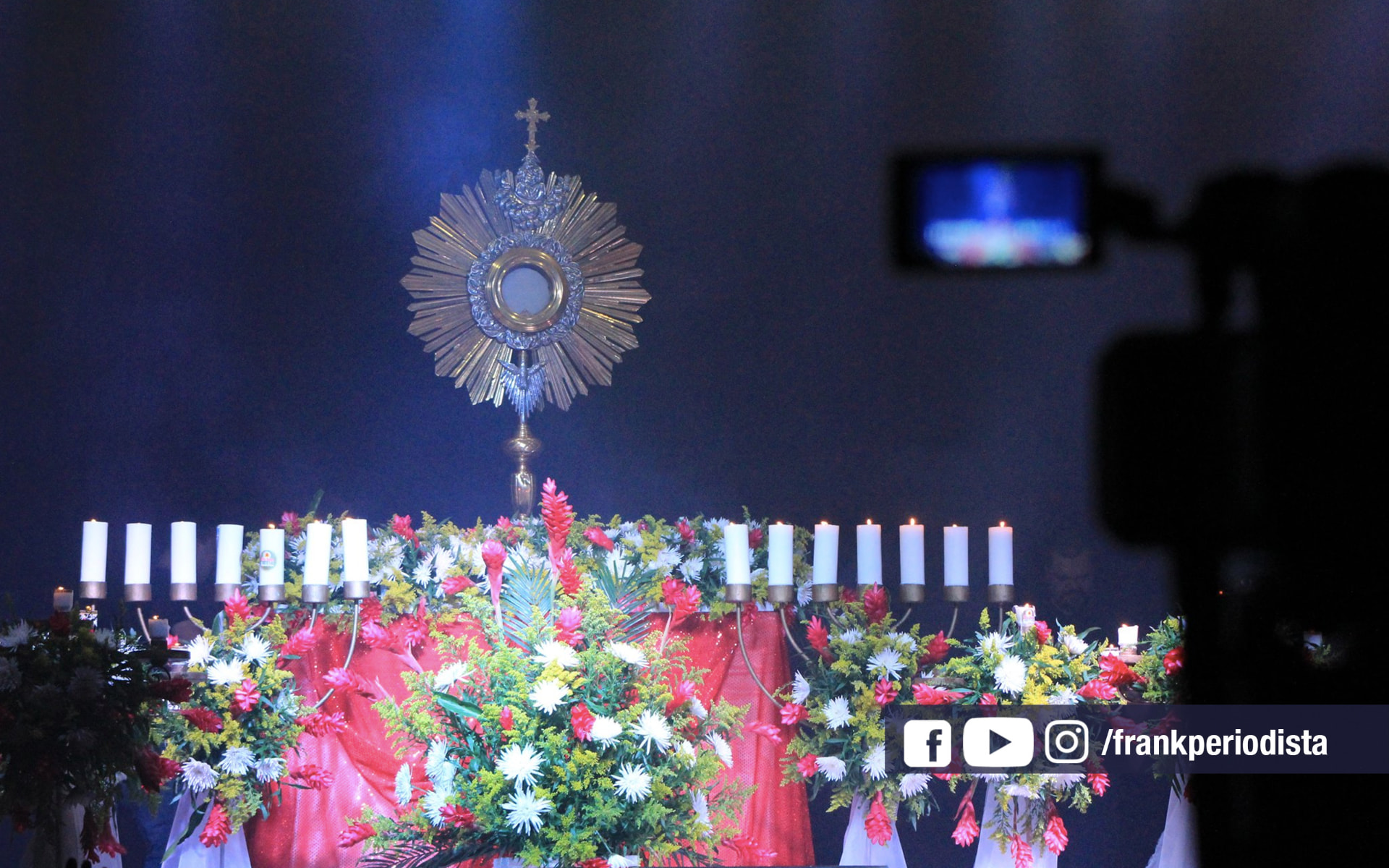 Custodia con el Santísimo durante una adoración transmitida en cámara