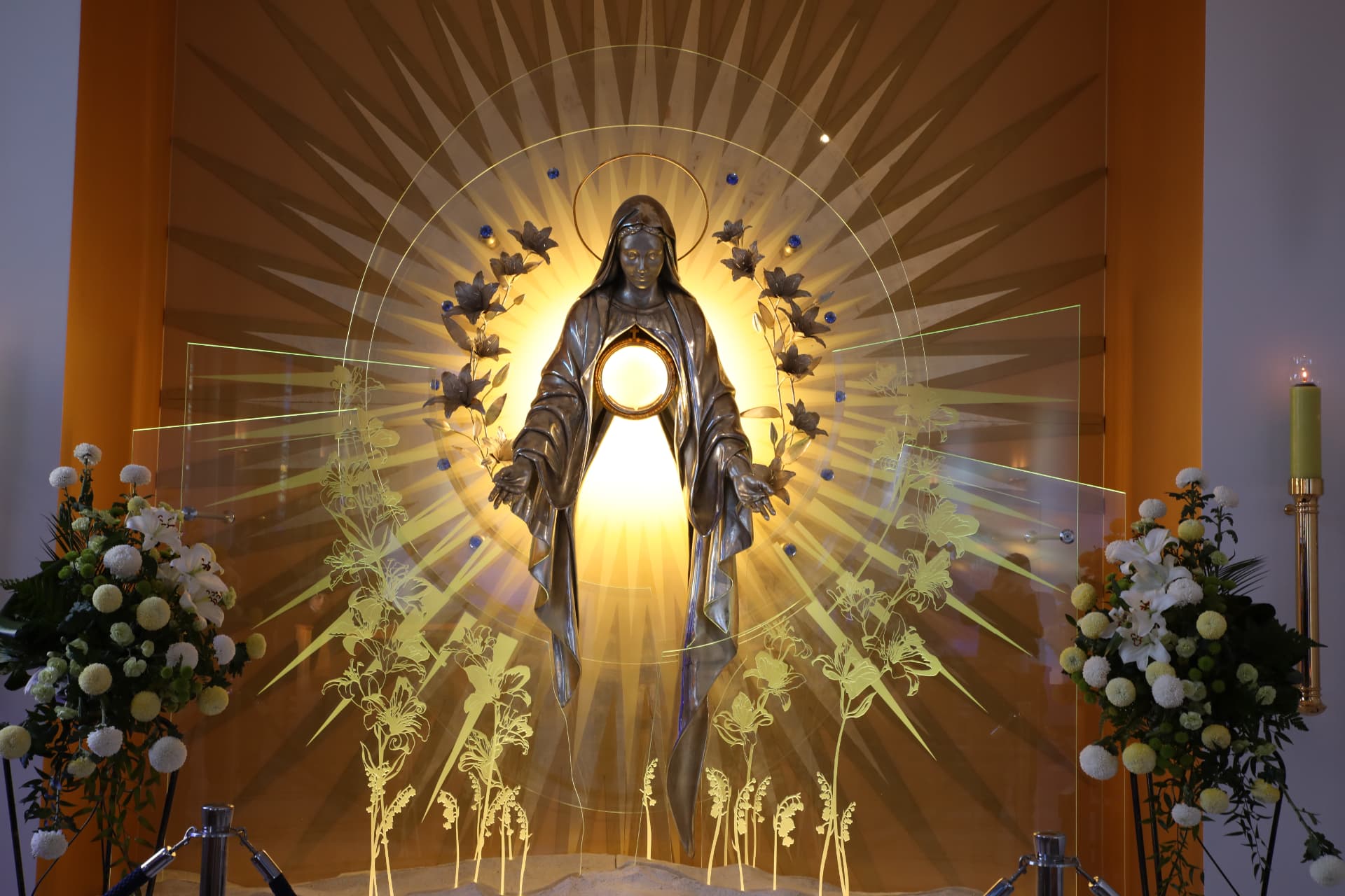 Imagen de la Virgen María con el Santísimo resplandeciente en un altar dorado
