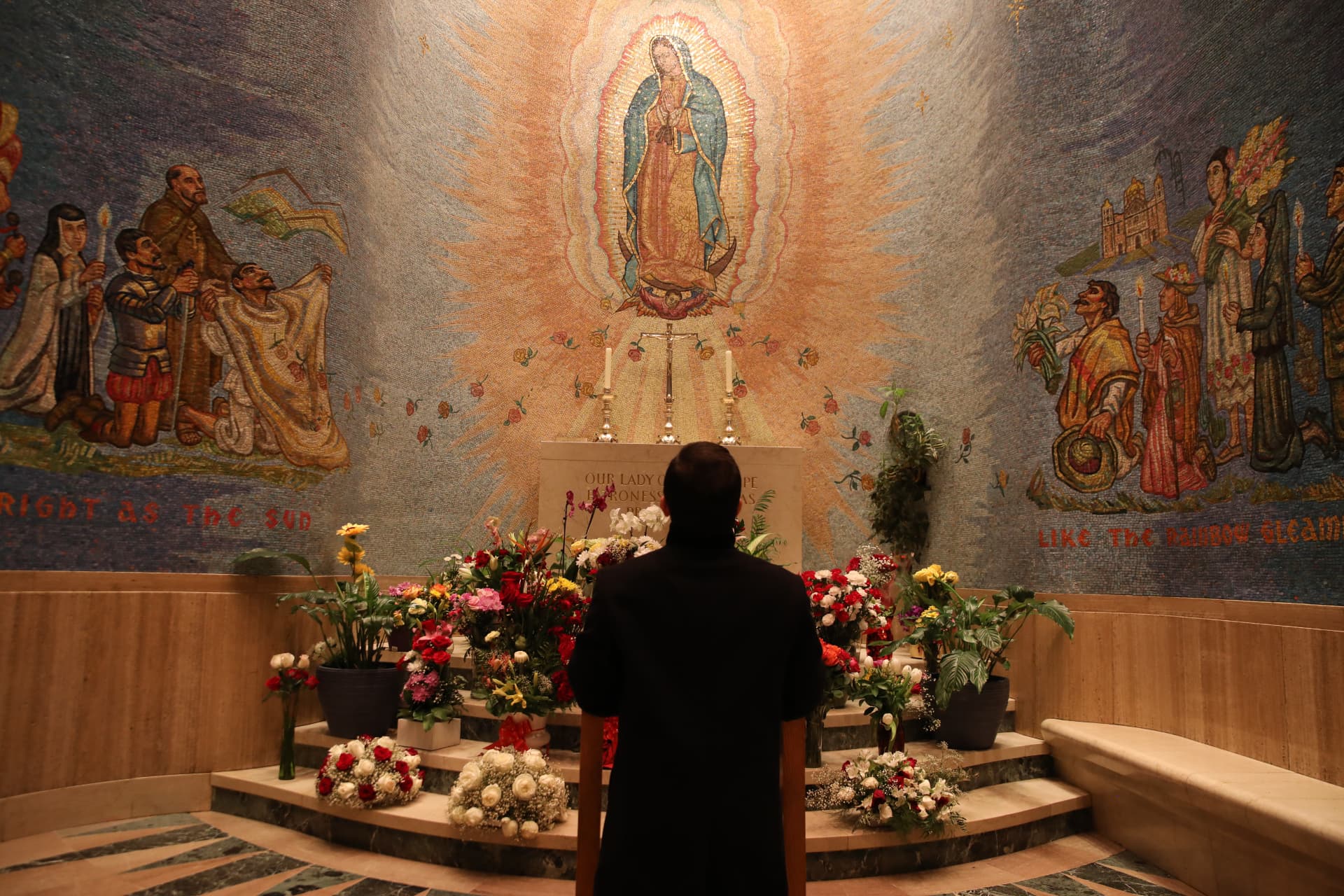 Hombre en oración ante el mosaico de la Virgen de Guadalupe