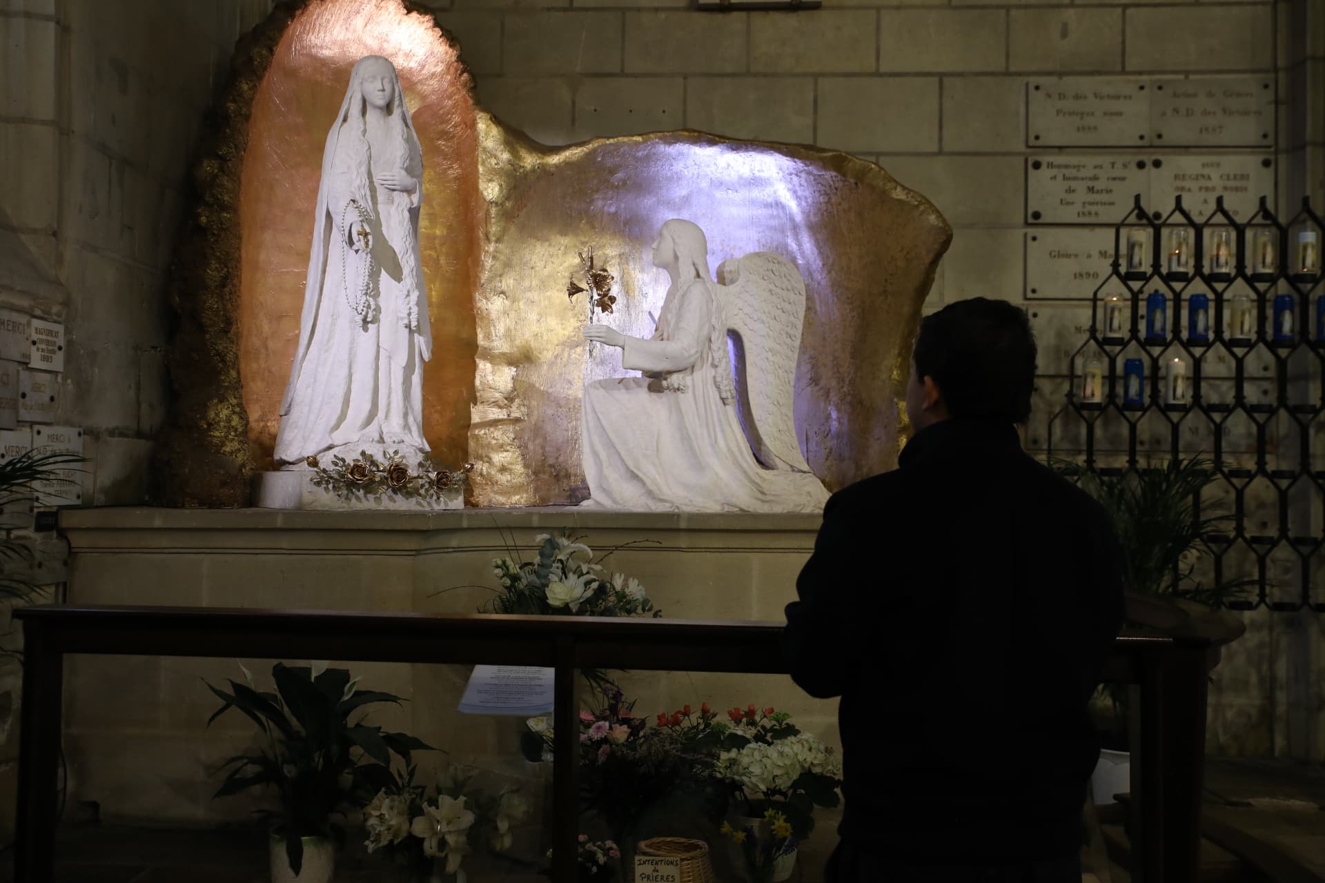 Frank Zapata en oración ante el altar de Nuestra Señora de Lourdes y el ángel